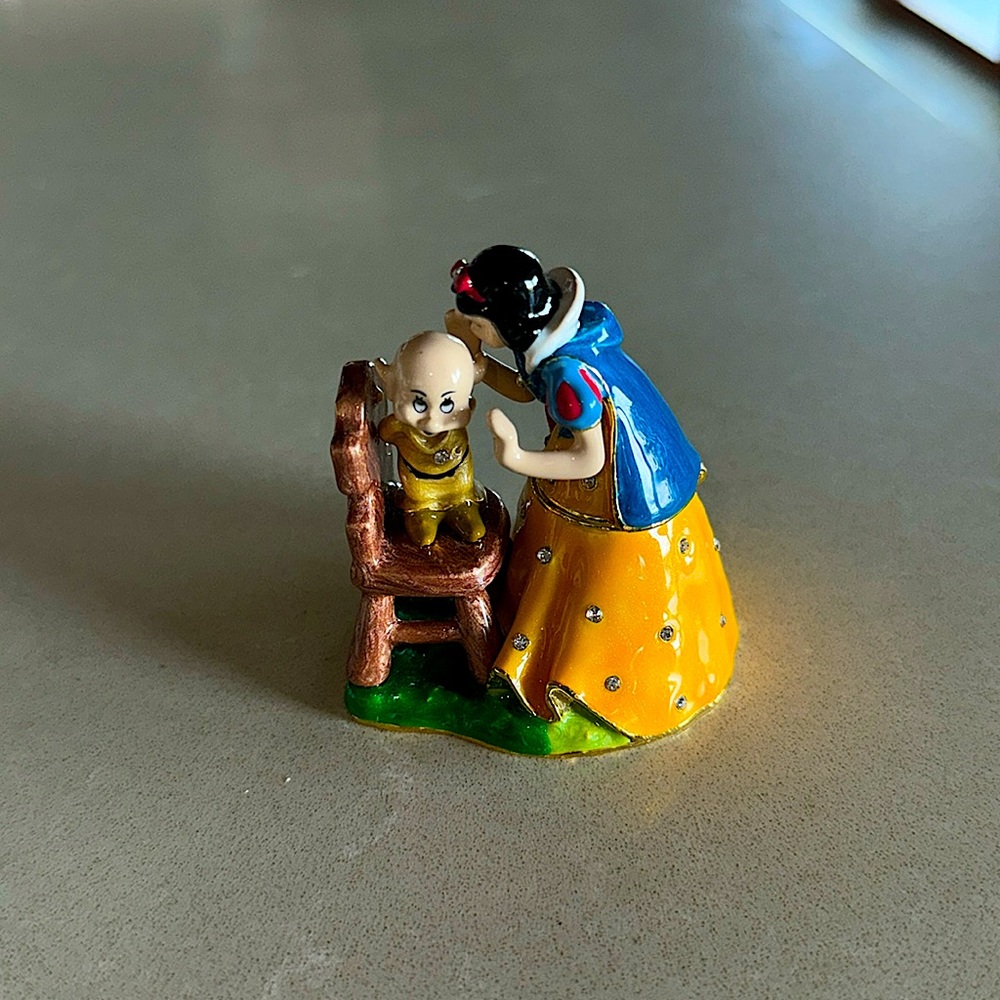 RARE Disney Collectible Snow White Kissing Dopey (standing on stool). Pristine